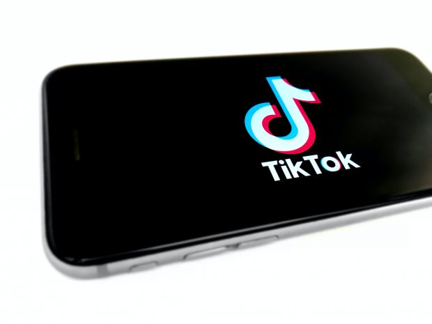 ناظر از TikTok به دلیل ویدیوهای تکان دهنده ای که باید آنها را تحمل کند شکایت می کند